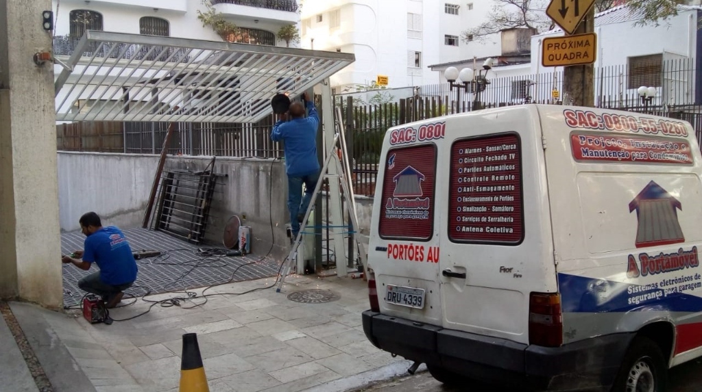 Manutenção de portões de garagem e pedestres